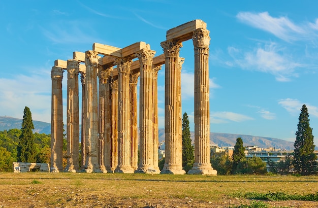 Clumns van de tempel van Zeus in Athene, Griekenland. Oude Griekse architectuur, herkenningspunt van de stad