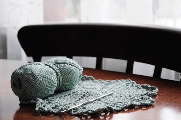 テーブルの上の毛糸と編み針の塊
