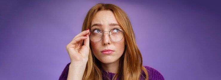 Photo clumsy and cute young female teacher in glasses with red hair looking unsure and confused looking in