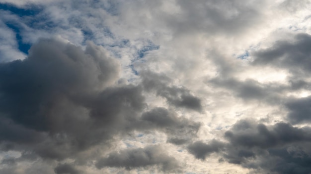 雨や雷雨の前に、濃い灰色の雲が点在する明るくふわふわの雲のクラスター