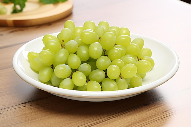 写真 白い皿の上にある緑のブドウの束