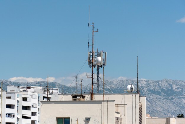 Фото Кластер ретрансляторов мобильной сети на крыше здания в городе