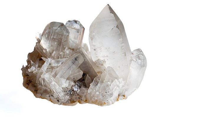 Photo a cluster of quartz crystals with the word quartz on the top.