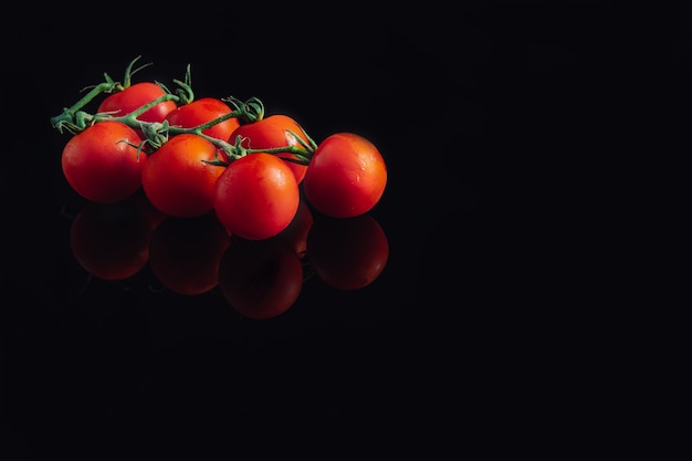 Foto cluster van kerstomaatjes. verse en biologische tomaten. reflectie