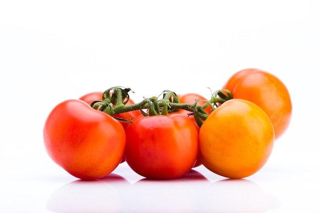 Cluster van verse tomaten op een witte achtergrond