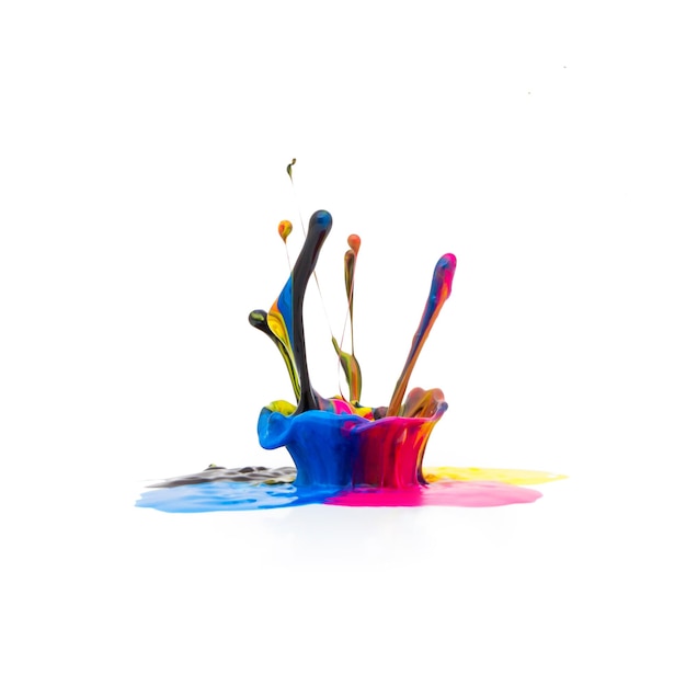 CMYK-verf splash kleuren geïsoleerd op wit