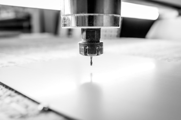 CNC-boormachine werkt met metalen plaat Close-up