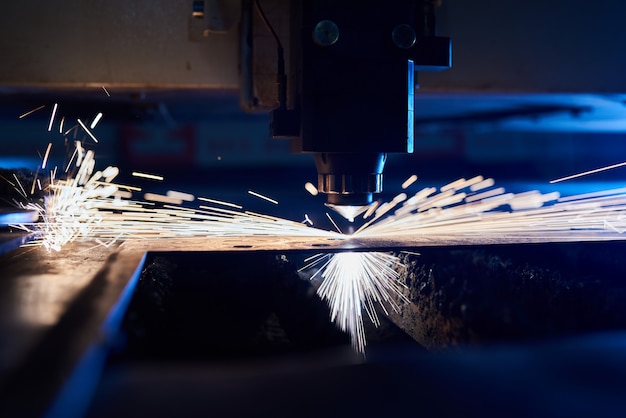 Taglio laser cnc di metallo da vicino, moderna tecnologia industriale. piccola profondità di campo