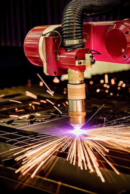 CNC Laser plasmasnijden van metaal, moderne industriële technologie. . Kleine scherptediepte. Waarschuwing - authentiek fotograferen in uitdagende omstandigheden. Een beetje korrel en misschien wazig.