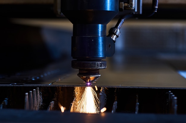 CNC lasersnijden van metaal close up, moderne industriële technologie. Kleine scherptediepte