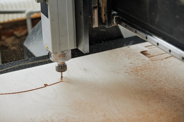 CNC-machine snijden van hout