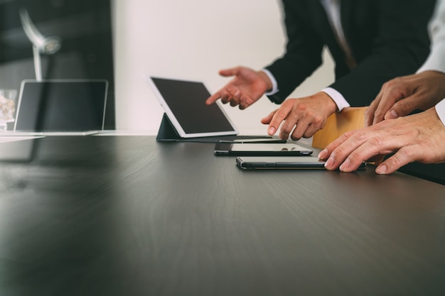 Co het werk concept van de teamvergadering, zakenman die slimme telefoon en digitale tablet en laptop computer in modern bureau met behulp van