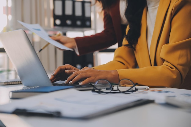 Co werk conferentie Business team bijeenkomst present investeerder leidinggevende collega's bespreken nieuw plan financiële grafiek gegevens op buiten kantoor tafel met laptop en tablet Financiële boekhouding