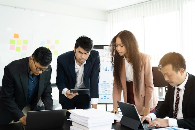 Co-working team meeting concept Busines vrouw en man werken en studeren samen met tablet document grafiekpapier op kantoor bespreken financiële en marketing oplossing rapportagebestand op werkplek