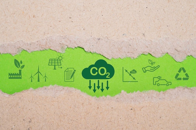 기후 변화로 인한 지구 온난화를 제한하기 위해 CO2 탄소 발자국과 탄소 크레딧을 줄이기 위해 녹색 찢어진 종이에 CO2 감소 재활용 녹색 공장 아이콘 바이오 순환 녹색 경제 개념