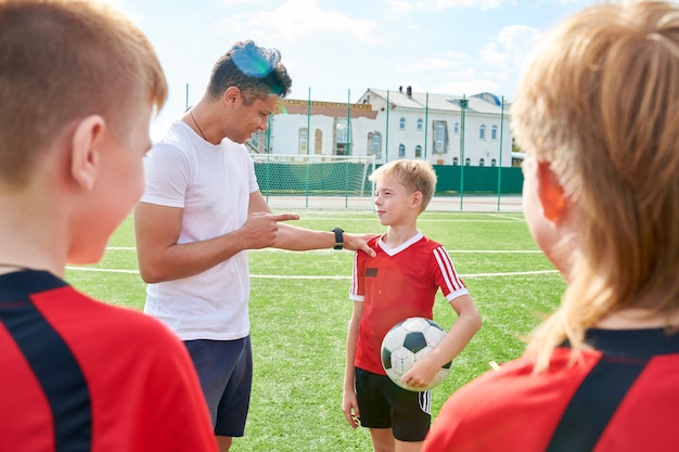 Photo coach motivating young players