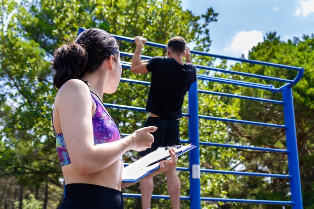 Allenamento degli atleti per l'esercizio di pullup all'aperto