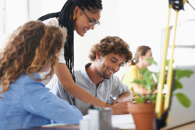 Foto coaching en schrijven van creatieve zakenmensen voor het plannen van vergaderingen of samenwerking op kantoor gelukkige vrouwencoach die personeel opleidt in projectplan voor strategie of ideeën bij opstarten op de werkplek