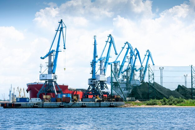 Coal loading at a bunker ship in port