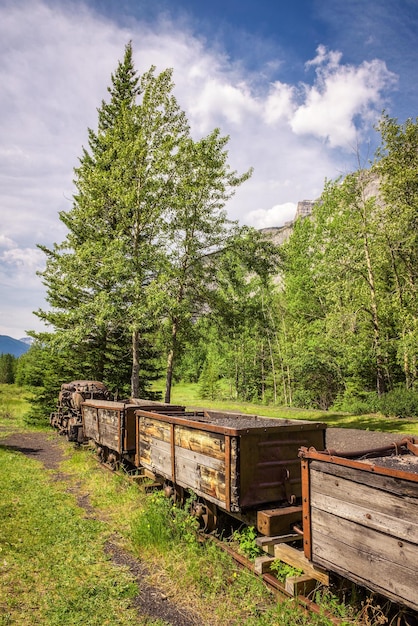 Treno della miniera di carbone nella città fantasma di bankhead vicino a banff canada