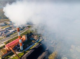 Foto fumo della centrale a carbone dal camino inquinamento ecologico veduta aerea del drone