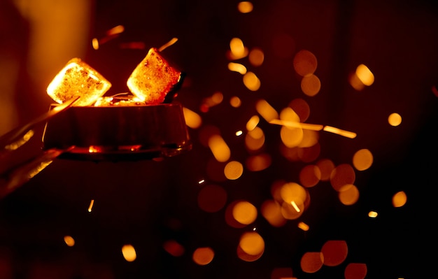 물담뱃대를 부는 석탄에 아름다운 면이 있는 불꽃이 날아갑니다. 고품질 사진