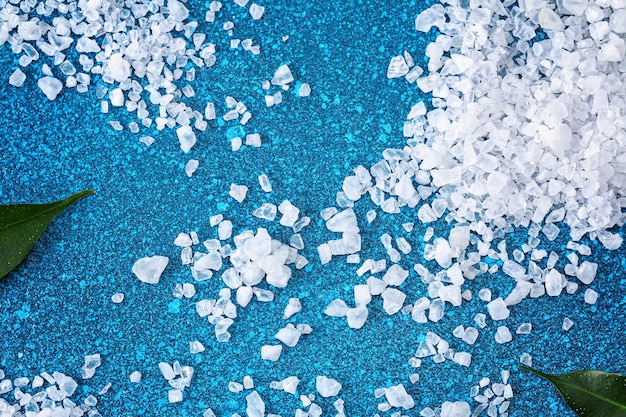 Крупные кристаллы соли на синем фоне поваренной морской соли для рекламы соленого