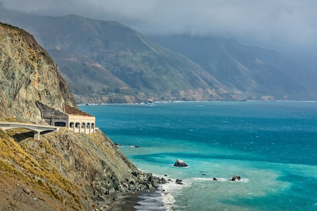 Photo the coast of big sur with a tunnel on pacific coast highway 1, california