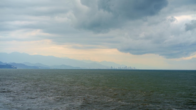 黒海の海岸海の自然景観の抽象的な概念ジョージア海の眺めカブレティの村からのバトゥミの街