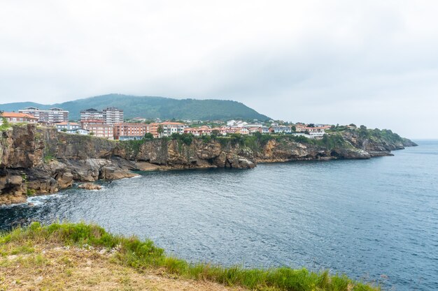 칸타 브리아 해의 베이 오브 비스 케이 (Bay of Biscay), 레 케이티 오 (Lekeitio) 시정촌의 집들로 가득한 해안. 바스크 지방