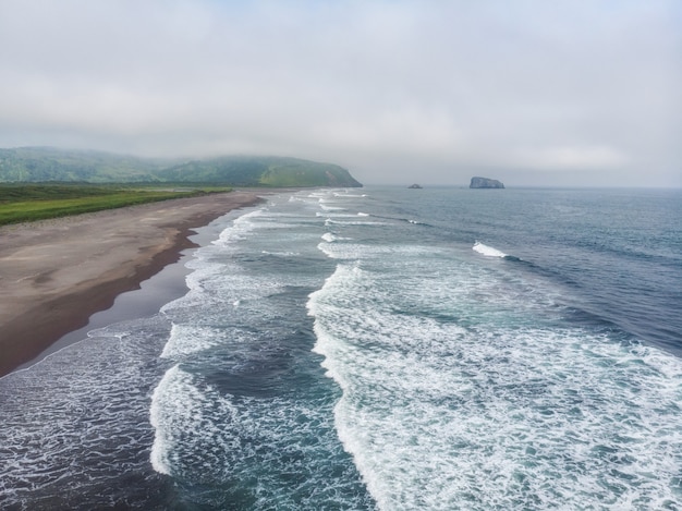 La costa dell'oceano pacifico nella penisola di kamchatka. spiaggia di khalaktyrsky, baia di avachinskaya.