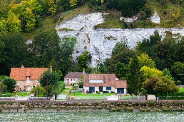 Photo coast seine river france in suburbs of rouen private houses and dense green vegetation and mountains