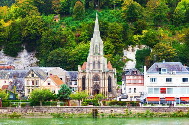 Photo the coast of the seine river in france in the suburbs of rouen with beautiful private houses