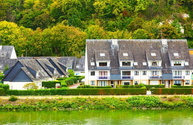 Photo coast of seine river in france in suburbs of rouen with private houses and dense green vegetation