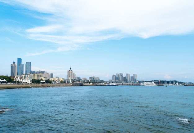 写真 中国青島の海岸と都市のスカイライン