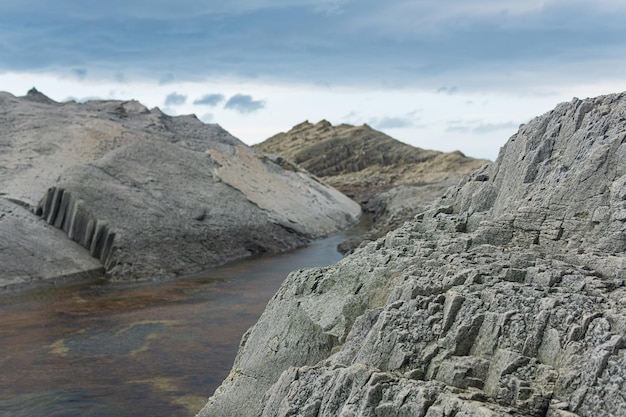Photo coastal cliffs formed by columnar basalt at low tide