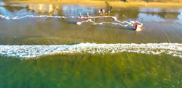 Foto un villaggio di pescatori costiero di mui ne in vietnam visto dall'alto in una mattina d'estate