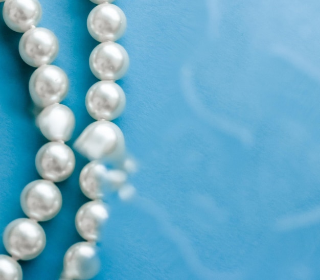 Прибрежные украшения, модное жемчужное ожерелье на фоне голубой воды, гламурный стиль, подарок и шикарный подарок для роскошного ювелирного бренда, дизайн праздничного баннера