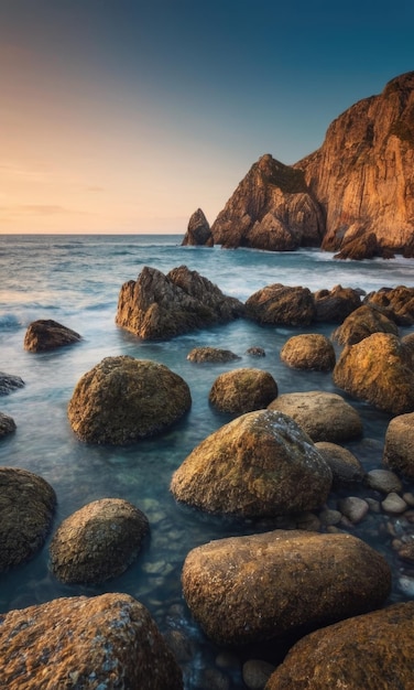 沿岸の風景は岩の形成を特徴としています
