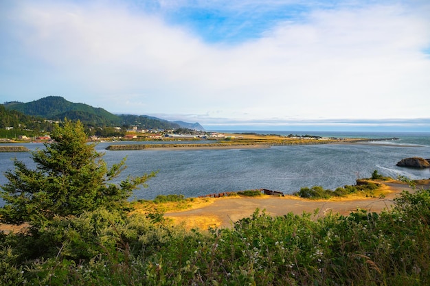 Foto paesaggio costiero di gold beach, oregon, con il fiume rogue e le montagne.