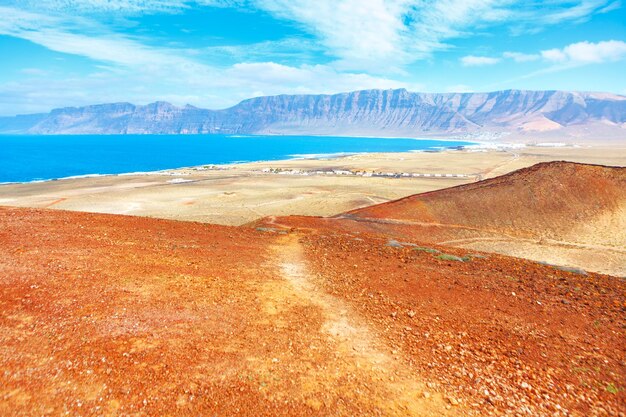 Photo coastal landscape of lanzarote  cliff el risco de famara from canary islands