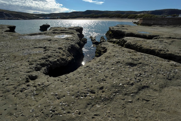 Прибрежный ландшафт со скалами на полуострове Вальдес, объект всемирного наследия, Патагония, Аргентина