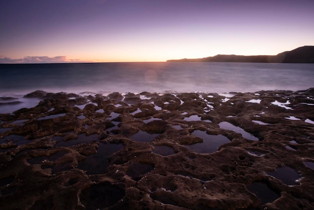 Прибрежный ландшафт со скалами на полуострове Вальдес, объект всемирного наследия, Патагония, Аргентина