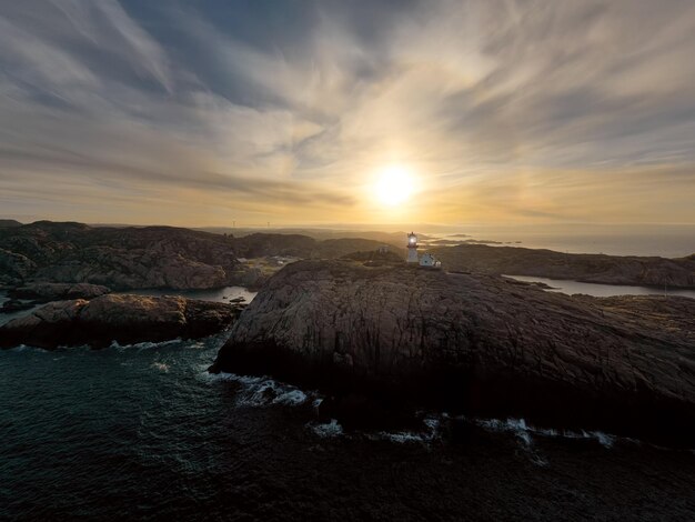 해안 등대 Lindesnes 등대는 노르웨이 최남단에 있는 해안 등대입니다. 빛은 최대 17해리까지 볼 수 있는 1차 프레넬 렌즈에서 나옵니다.