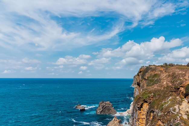 Coastal Majesty: панорамный гобелен с красивыми скалами, откуда открывается захватывающий вид на море