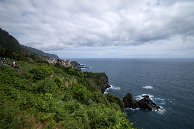 沿岸の山の風景