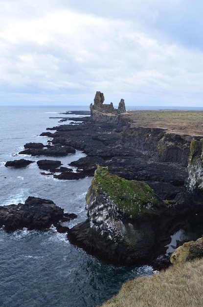 写真 アイスランドの沿岸の海の断崖と岩層