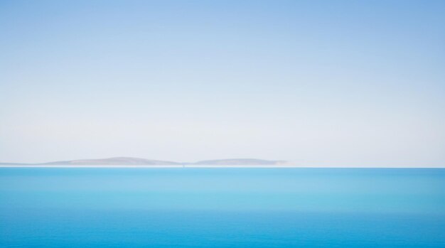 Coastal Serenity Eenvoudig landschap met blauwe zee en lucht Soft Focus Beauty