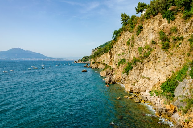 Прибрежный город на юге Италии Vico Equense на Тирренском море