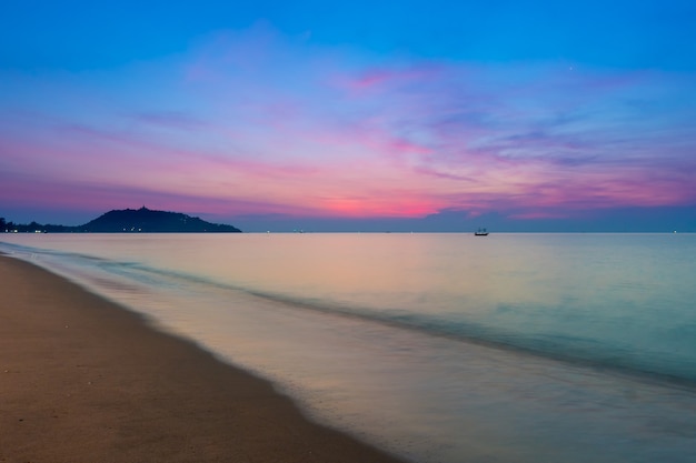 写真 ban krut prachuap khirikhanのタイ湾の砂浜への澄んだ水の沿岸波